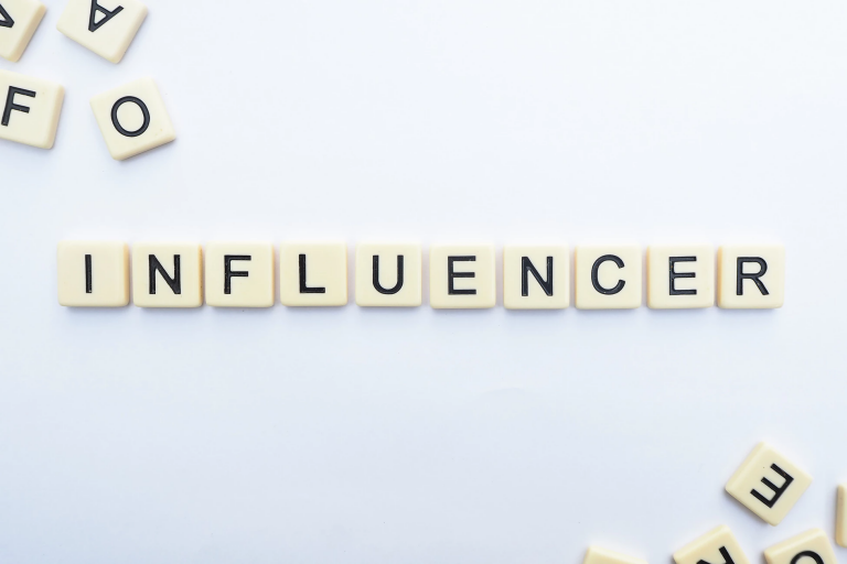 4-advantages-3-disadvantages-of-being-an-influencer-mondovo-blog